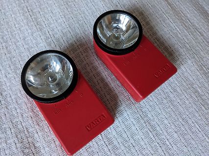 Zwei rote VARTA Taschenlampen