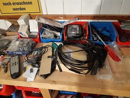 Werkstatt mit Elektronikzubehör und Batterien
