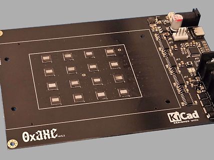 Unbestückte Leiterplatte mit KiCad-Aufdruck