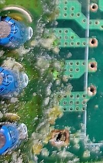 Beschädigte Leiterplatte mit Korrosion und Elektrolytkondensatoren