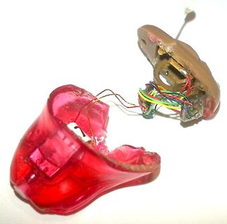 Defektes In-Ear-Monitoring-Gehäuse mit freiliegender Verkabelung