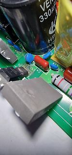 Nahaufnahme einer Leiterplatte mit elektronischen Bauteilen