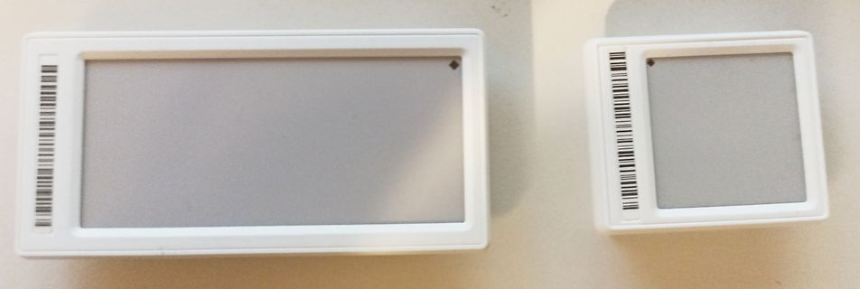 Zwei E-Paper-Displays in weißen Rahmen