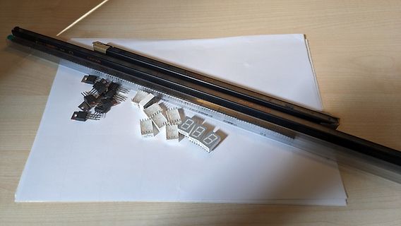 Elektronikbauteile und Lineal auf weißem Papier