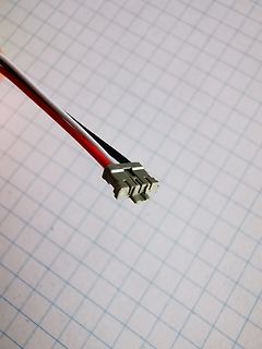 Dreiadriger Stecker mit rot, weiß und schwarzem Kabel