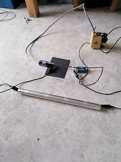 Freie Verdrahtung mit Batterien und Kabeln auf Boden