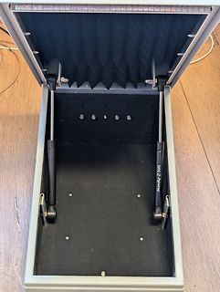 Innenansicht eines geöffneten Gehäuses mit Gasdruckfedern