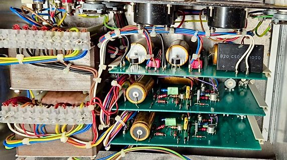 Innenansicht eines elektronischen Geräts mit Leiterplatten und Kabeln