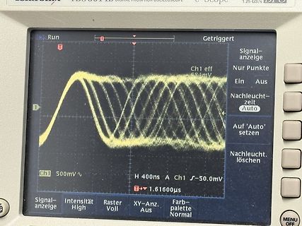 Abfotografiertes Oszilloskop mit Wellenform