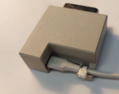 Graues Gehäuse mit USB-Kabel