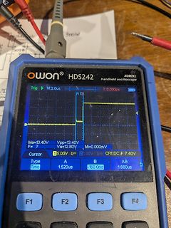 Abfotografiertes Owon HDS242 Handheld-Oszilloskop mit Rechtecksignal