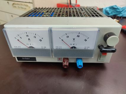 Labornetzteil mit Amperemeter und Voltmeter