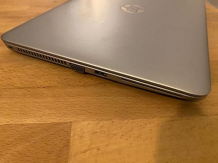 Seitenansicht eines HP Laptops