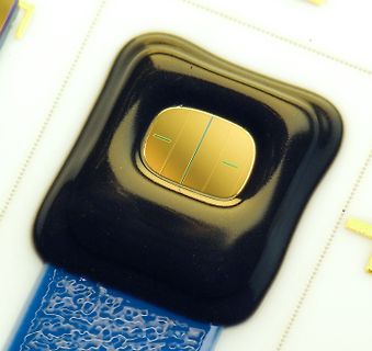 Makroaufnahme eines Mikrochips mit Vergussmasse