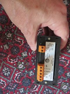 Elektronikmodul mit Klemmen und Beschriftung