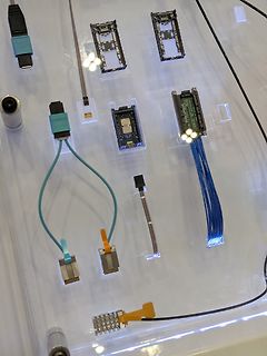 Verschiedene elektronische Module und Kabel auf weißem Untergrund