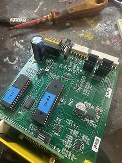Leiterplatte mit Mikrocontroller und elektronischen Bauteilen
