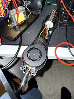 Zerlegtes Netzteil mit Transformator und Lüfter