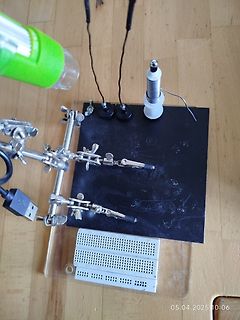 Elektronik-Versuchsaufbau mit Breadboard und Krokodilklemmen