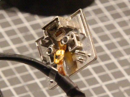 Nahaufnahme eines elektronischen Bauteils mit Kabel