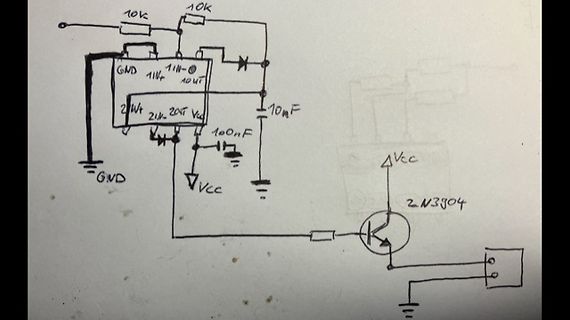 Handgezeichneter Schaltplan mit Transistor und IC
