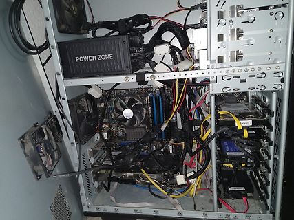 Innenansicht eines Computergehäuses mit Komponenten