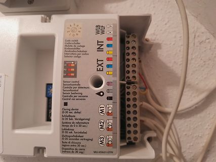 Beschriftung einer Steuerplatine mit Anschlussklemmen