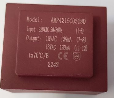 Aufkleber eines Transformators mit technischen Daten
