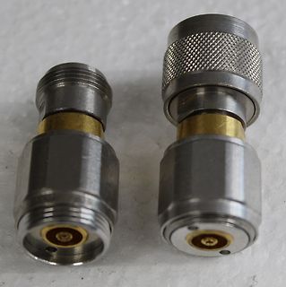 Zwei SMA-Steckverbinder