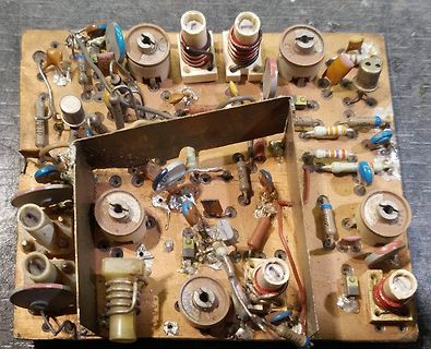 Alte Leiterplatte mit vielen elektronischen Bauteilen