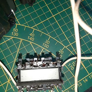 LCD-Display auf Schneidematte mit Verkabelung
