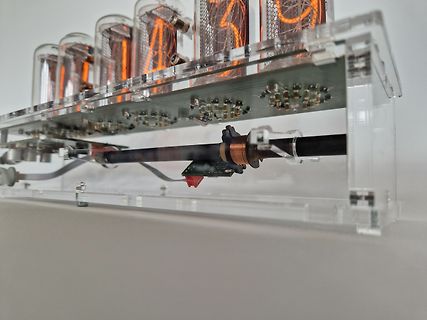 Elektronikaufbau mit Vakuumröhren in Acrylgehäuse
