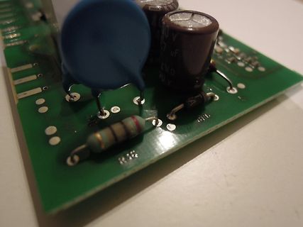Nahaufnahme elektronischer Bauteile auf einer Leiterplatte