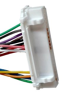 Elektrischer Stecker mit bunten Kabeln