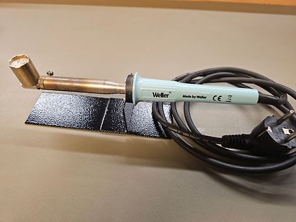Weller Lötkolben auf Werkstattunterlage