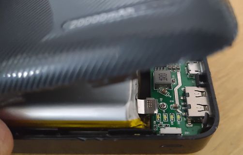Innenansicht einer Powerbank mit Leiterplatte und Akku