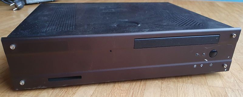 Elektronikgerät auf Holztisch