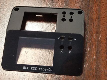 Schwarze Kunststoffplatte mit Ausschnitten und Beschriftung