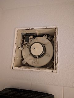 Ein eingebauter Lüfter in einer Wandöffnung