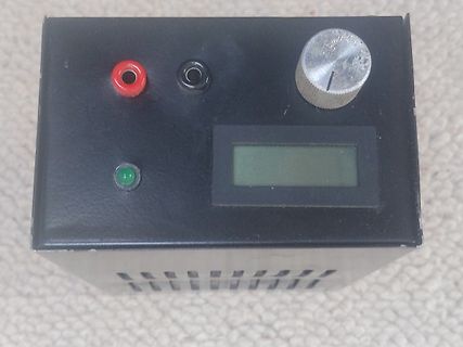Gehäuse eines elektronischen Geräts mit Display und Drehregler