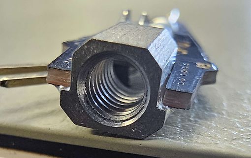 Nahaufnahme eines metallischen Bauteils mit Gewinde