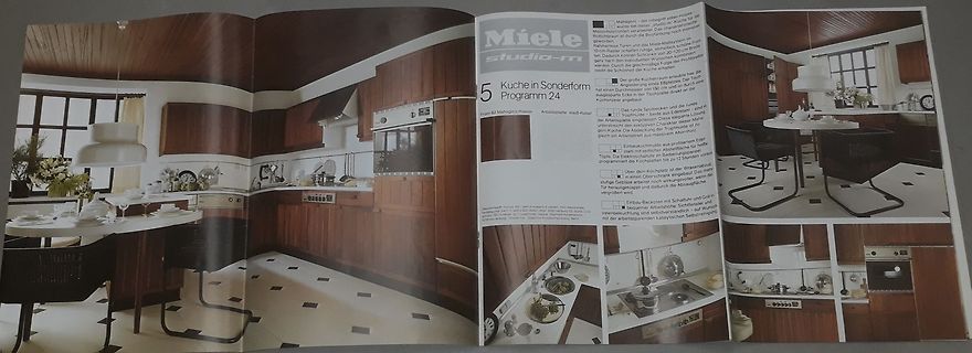 Aufgeschlagene Katalogseite einer Miele Küche
