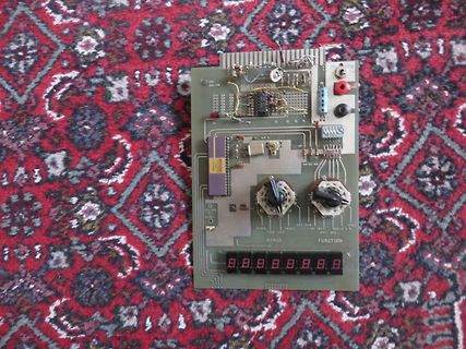 Elektronische Platine mit Display und Drehreglern