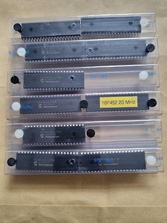Mehrere Microchip PIC18F452 Mikrocontroller in Kunststoffboxen
