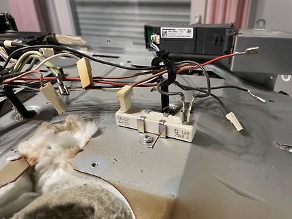 Verdrahtung und Bauteile in einem Gehäuse
