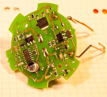 Grüne Leiterplatte mit elektronischen Bauteilen
