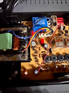Foto einer Leiterplatte mit elektronischen Bauteilen