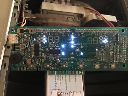 Leiterplatte mit leuchtenden LEDs und Display