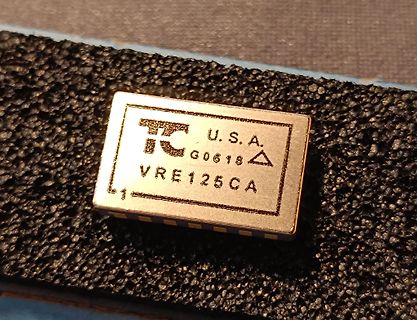 Elektronikbauteil VRE125CA auf Schaumstoff