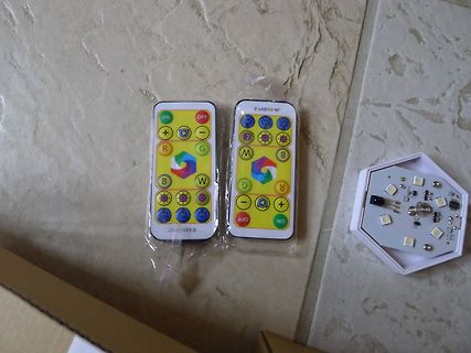 Zwei RGB-Fernbedienungen und ein LED-Controller-Modul